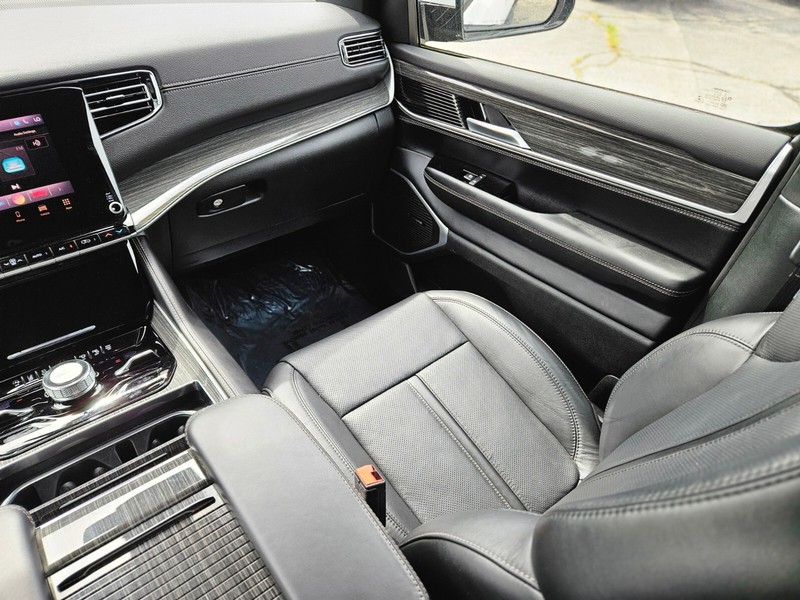 Jeep Wagoneer Vehicle Full-screen Gallery Image 14
