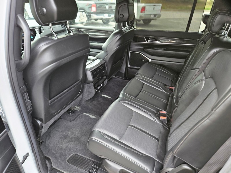Jeep Wagoneer Vehicle Full-screen Gallery Image 15