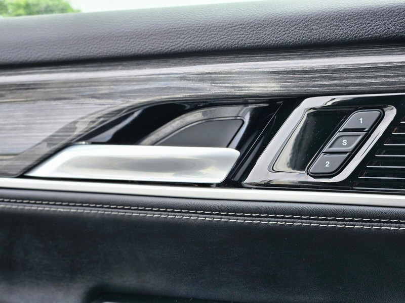 Jeep Wagoneer Vehicle Full-screen Gallery Image 17