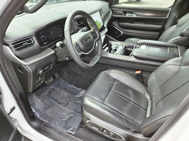 Jeep Wagoneer Vehicle Full-screen Gallery Image 18