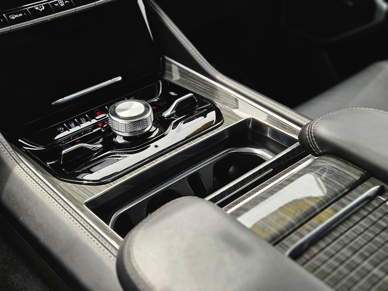 Jeep Wagoneer Vehicle Full-screen Gallery Image 24