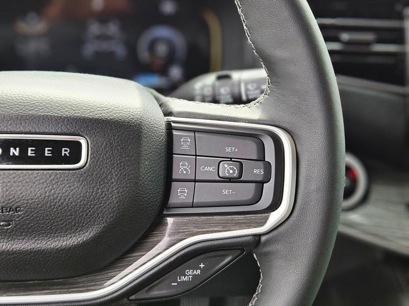 Jeep Wagoneer Vehicle Full-screen Gallery Image 27