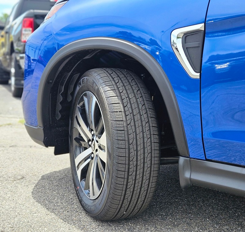 Mitsubishi Outlander Sport Vehicle Full-screen Gallery Image 02