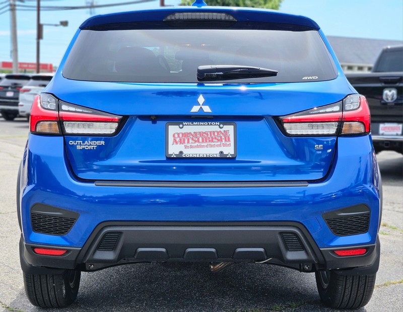 Mitsubishi Outlander Sport Vehicle Full-screen Gallery Image 07