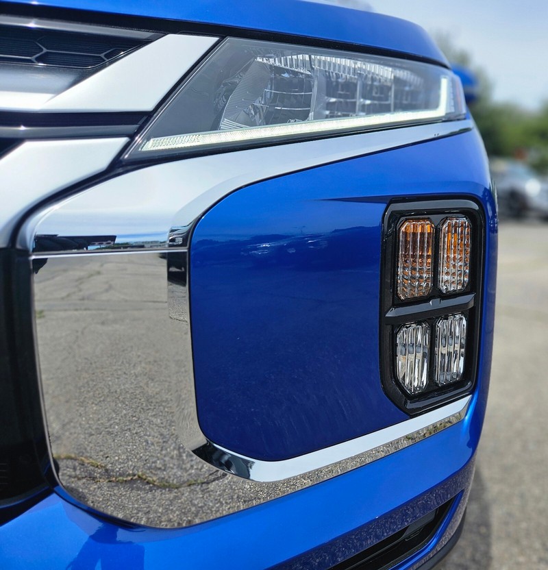 Mitsubishi Outlander Sport Vehicle Full-screen Gallery Image 11