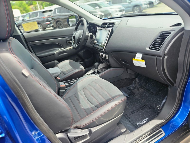 Mitsubishi Outlander Sport Vehicle Full-screen Gallery Image 12