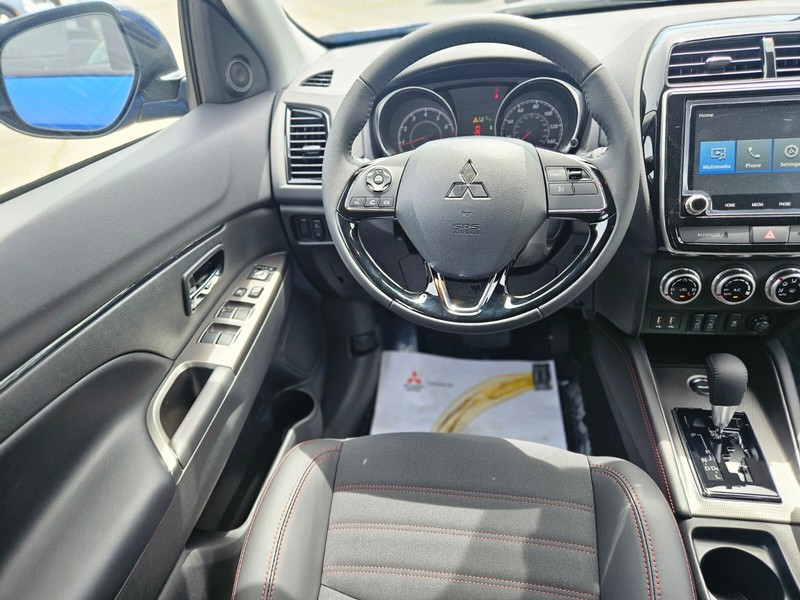 Mitsubishi Outlander Sport Vehicle Full-screen Gallery Image 14
