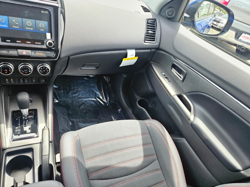 Mitsubishi Outlander Sport Vehicle Full-screen Gallery Image 15