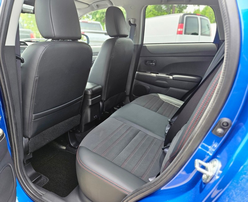 Mitsubishi Outlander Sport Vehicle Full-screen Gallery Image 16