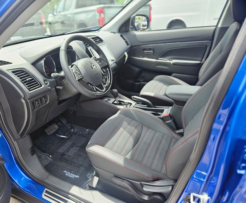 Mitsubishi Outlander Sport Vehicle Full-screen Gallery Image 17