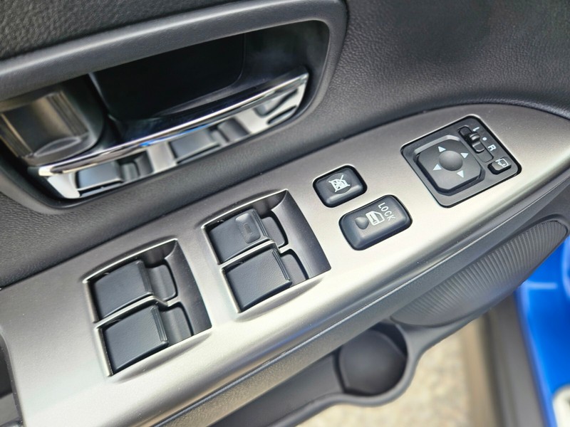 Mitsubishi Outlander Sport Vehicle Full-screen Gallery Image 18