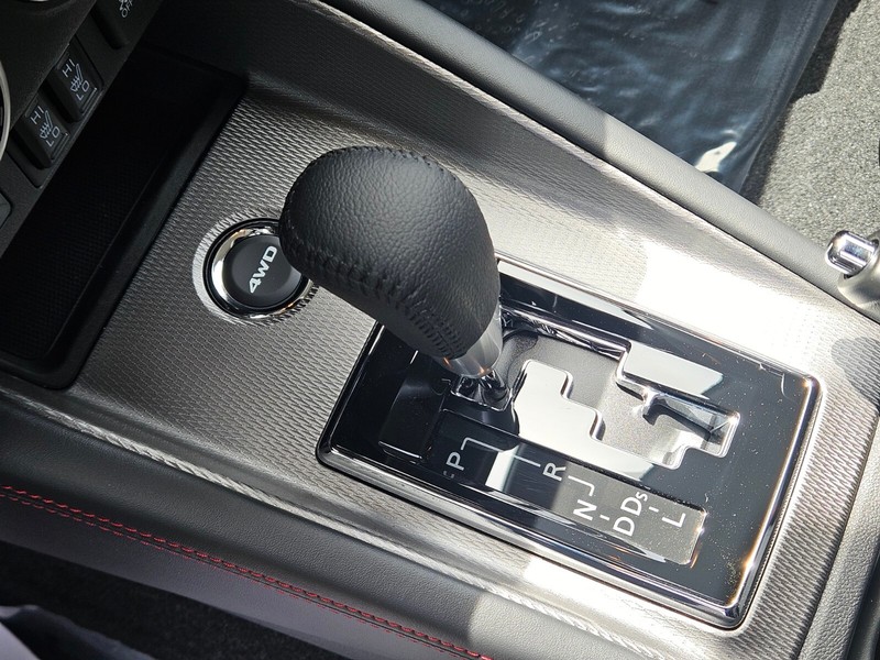 Mitsubishi Outlander Sport Vehicle Full-screen Gallery Image 22