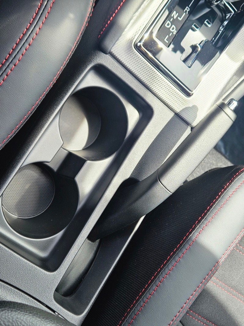 Mitsubishi Outlander Sport Vehicle Full-screen Gallery Image 23