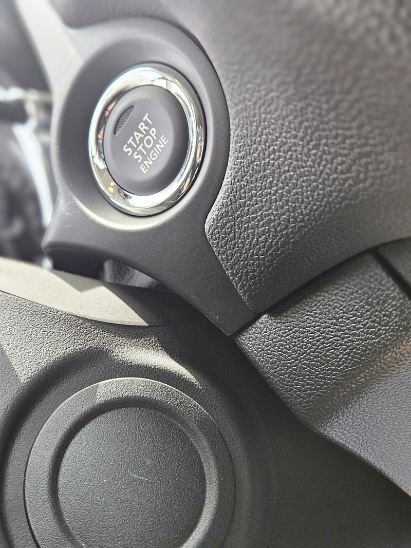 Mitsubishi Outlander Sport Vehicle Full-screen Gallery Image 27