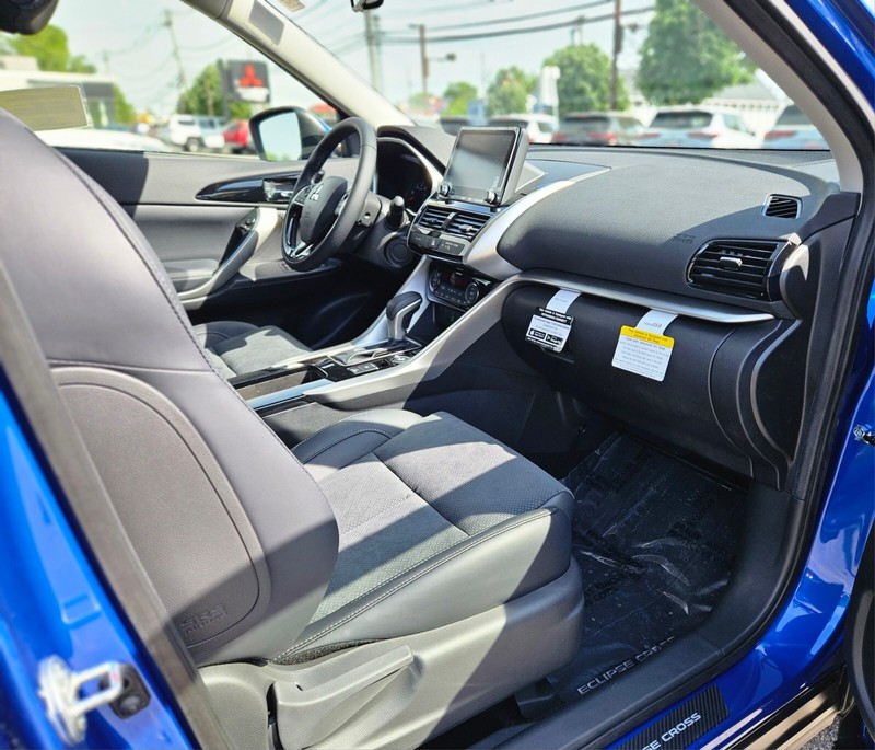 Mitsubishi Eclipse Cross Vehicle Full-screen Gallery Image 09