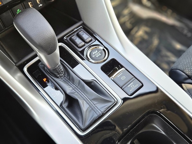 Mitsubishi Eclipse Cross Vehicle Full-screen Gallery Image 20