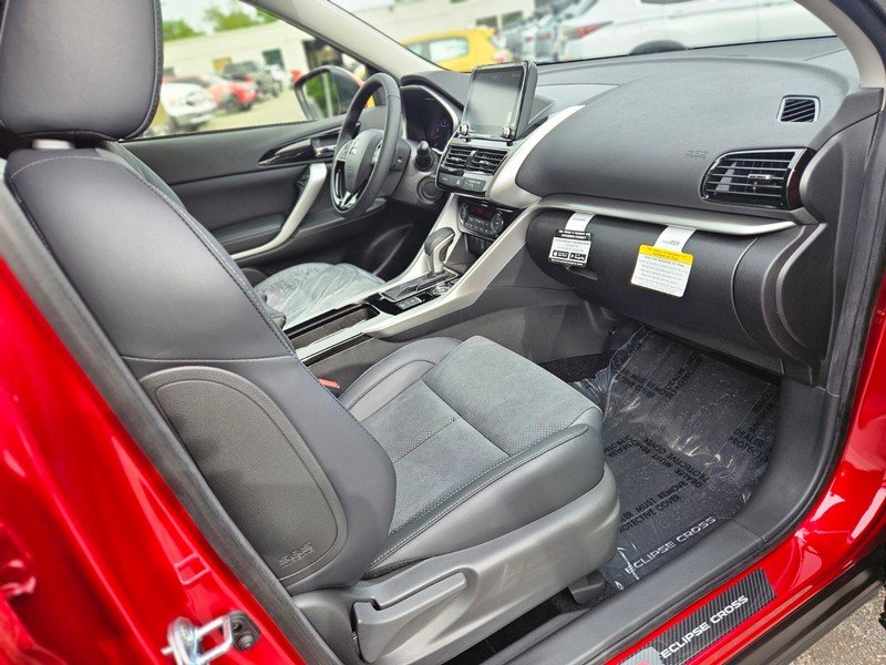 Mitsubishi Eclipse Cross Vehicle Full-screen Gallery Image 12