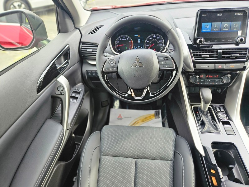 Mitsubishi Eclipse Cross Vehicle Full-screen Gallery Image 14