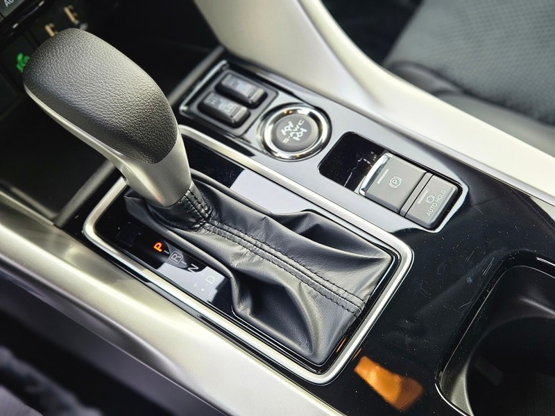 Mitsubishi Eclipse Cross Vehicle Full-screen Gallery Image 23