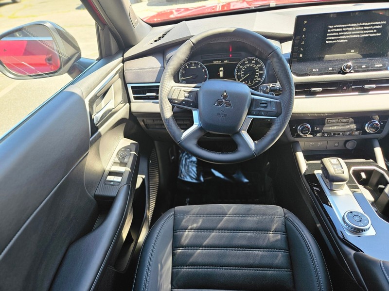 Mitsubishi Outlander Vehicle Full-screen Gallery Image 11