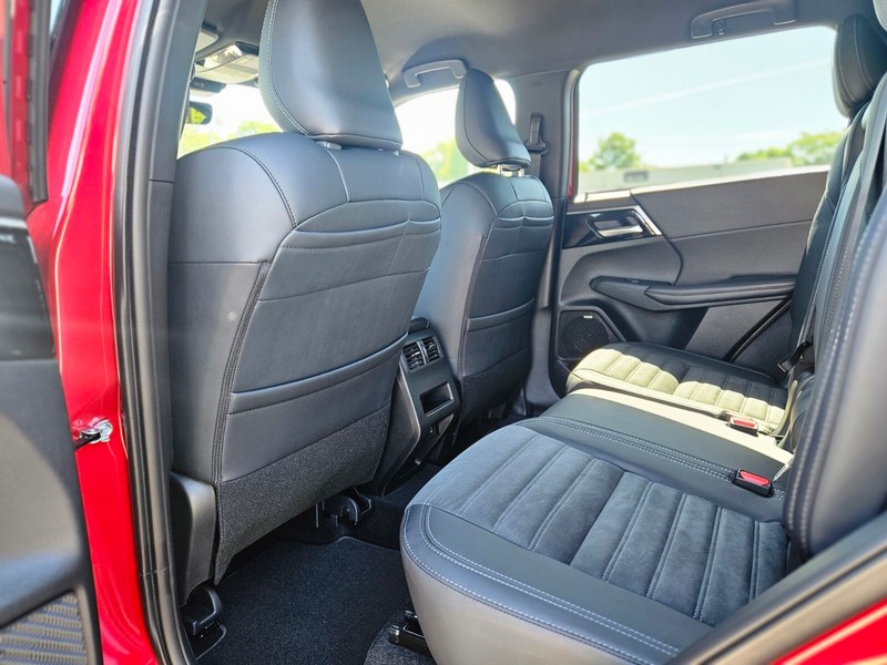 Mitsubishi Outlander Vehicle Full-screen Gallery Image 13