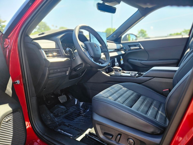 Mitsubishi Outlander Vehicle Full-screen Gallery Image 14