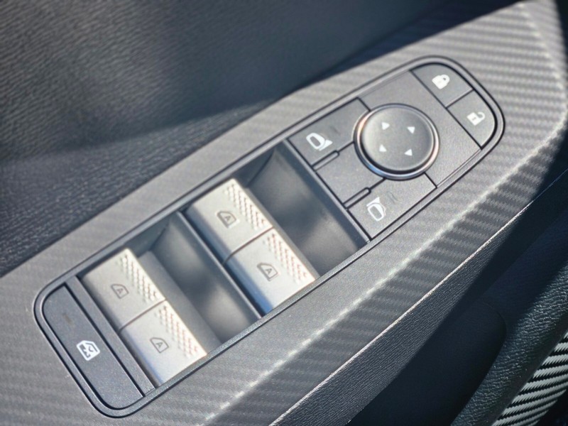 Mitsubishi Outlander Vehicle Full-screen Gallery Image 15