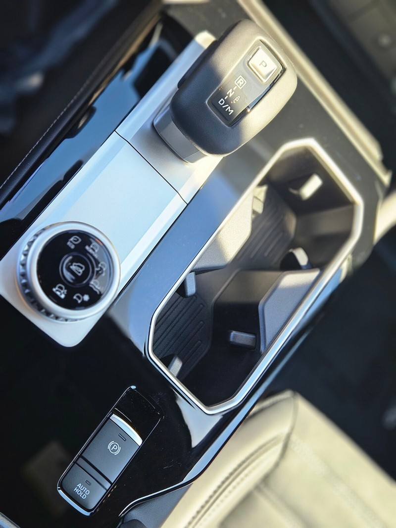 Mitsubishi Outlander Vehicle Full-screen Gallery Image 19