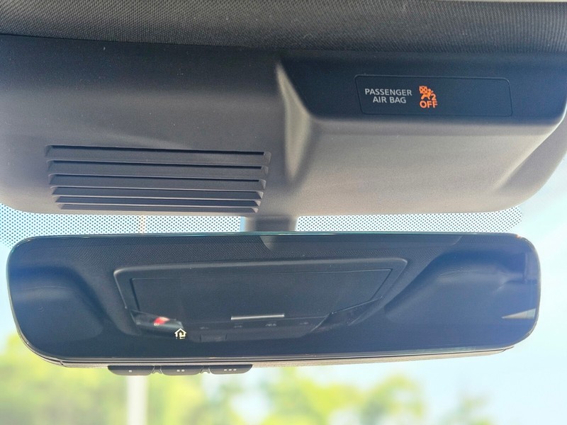 Mitsubishi Outlander Vehicle Full-screen Gallery Image 21