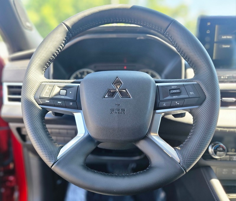 Mitsubishi Outlander Vehicle Full-screen Gallery Image 22