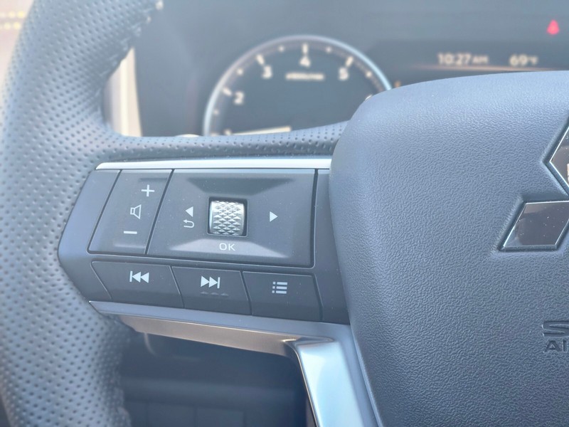 Mitsubishi Outlander Vehicle Full-screen Gallery Image 23