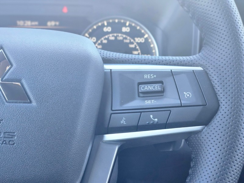 Mitsubishi Outlander Vehicle Full-screen Gallery Image 24