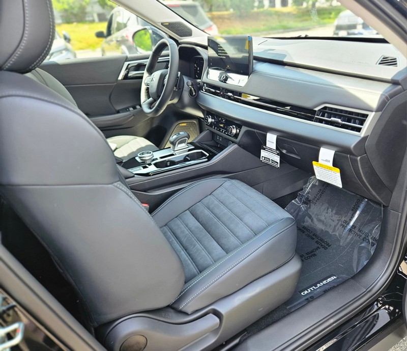 Mitsubishi Outlander Vehicle Full-screen Gallery Image 09