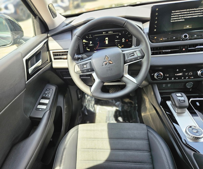 Mitsubishi Outlander Vehicle Full-screen Gallery Image 11