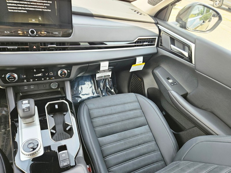 Mitsubishi Outlander Vehicle Full-screen Gallery Image 12