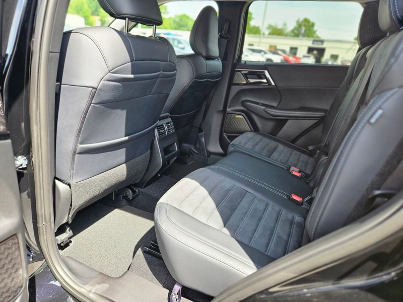 Mitsubishi Outlander Vehicle Full-screen Gallery Image 13