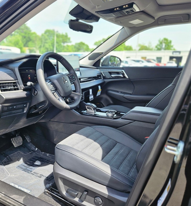 Mitsubishi Outlander Vehicle Full-screen Gallery Image 14