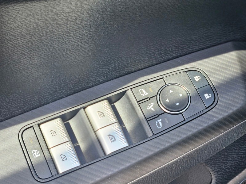 Mitsubishi Outlander Vehicle Full-screen Gallery Image 15