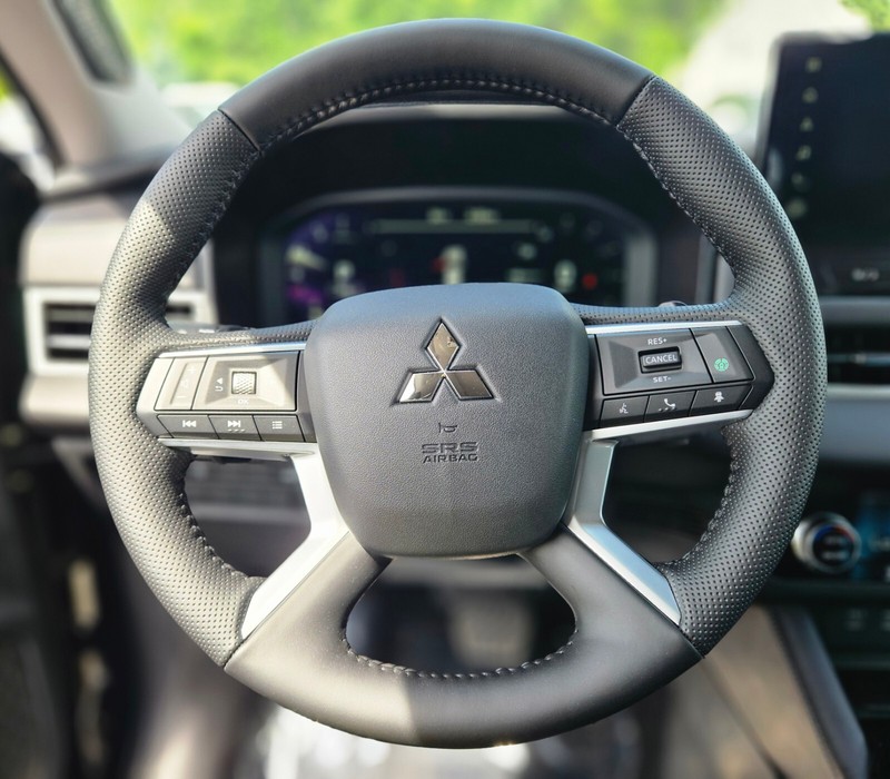Mitsubishi Outlander Vehicle Full-screen Gallery Image 22