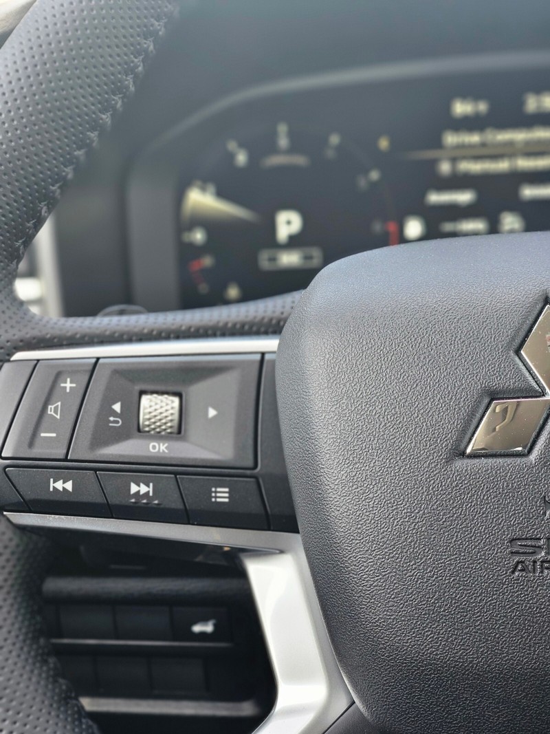 Mitsubishi Outlander Vehicle Full-screen Gallery Image 23