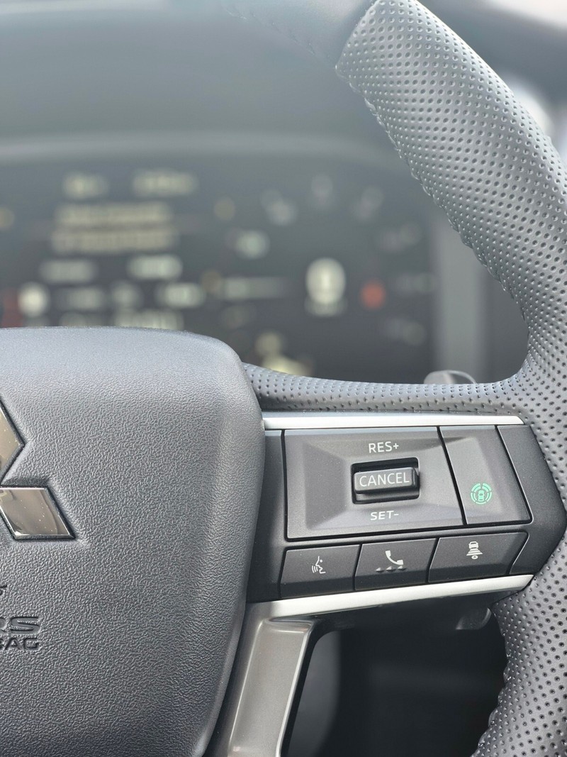 Mitsubishi Outlander Vehicle Full-screen Gallery Image 24