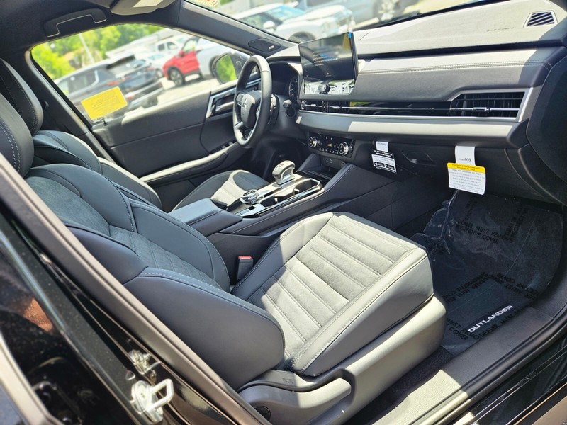 Mitsubishi Outlander Vehicle Full-screen Gallery Image 11
