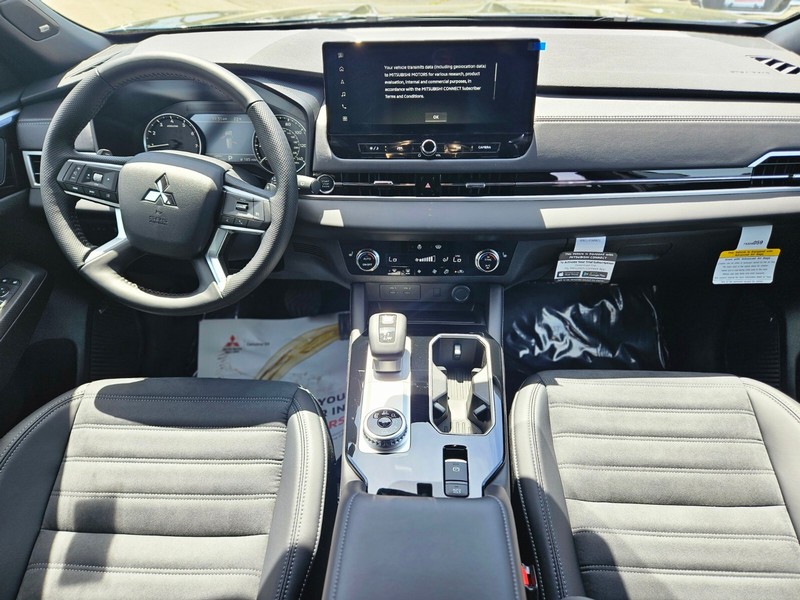 Mitsubishi Outlander Vehicle Full-screen Gallery Image 12