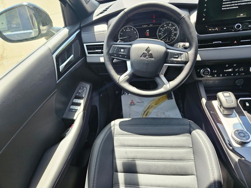 Mitsubishi Outlander Vehicle Full-screen Gallery Image 13