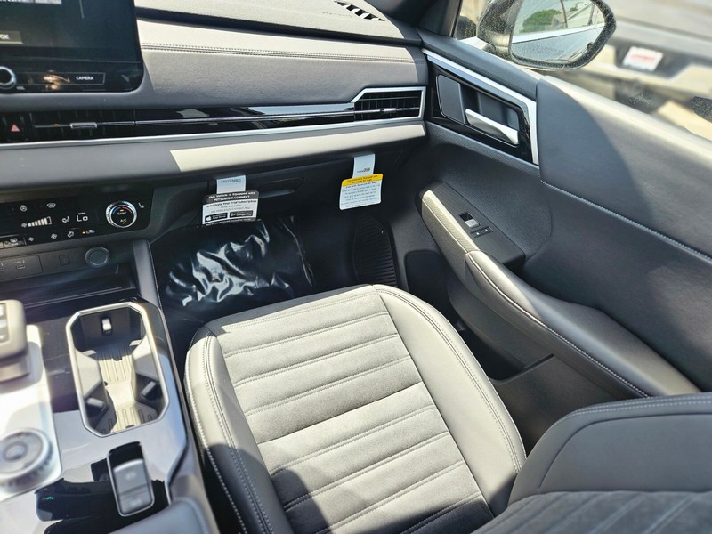Mitsubishi Outlander Vehicle Full-screen Gallery Image 14