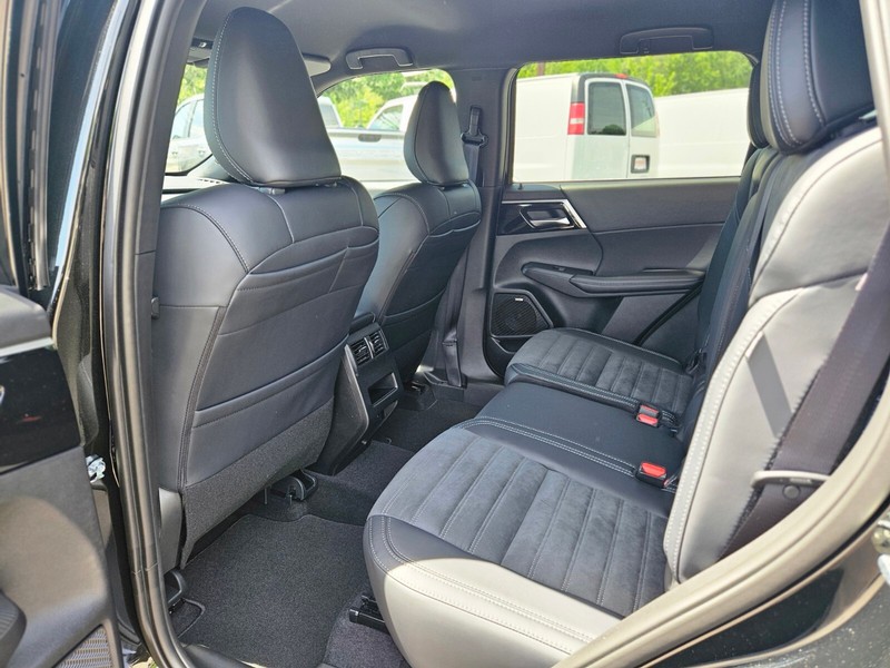 Mitsubishi Outlander Vehicle Full-screen Gallery Image 15
