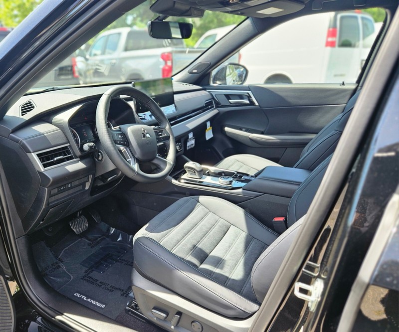 Mitsubishi Outlander Vehicle Full-screen Gallery Image 16