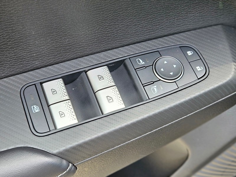 Mitsubishi Outlander Vehicle Full-screen Gallery Image 17