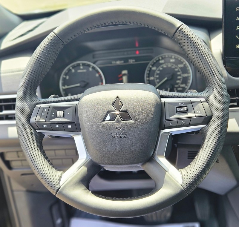 Mitsubishi Outlander Vehicle Full-screen Gallery Image 23