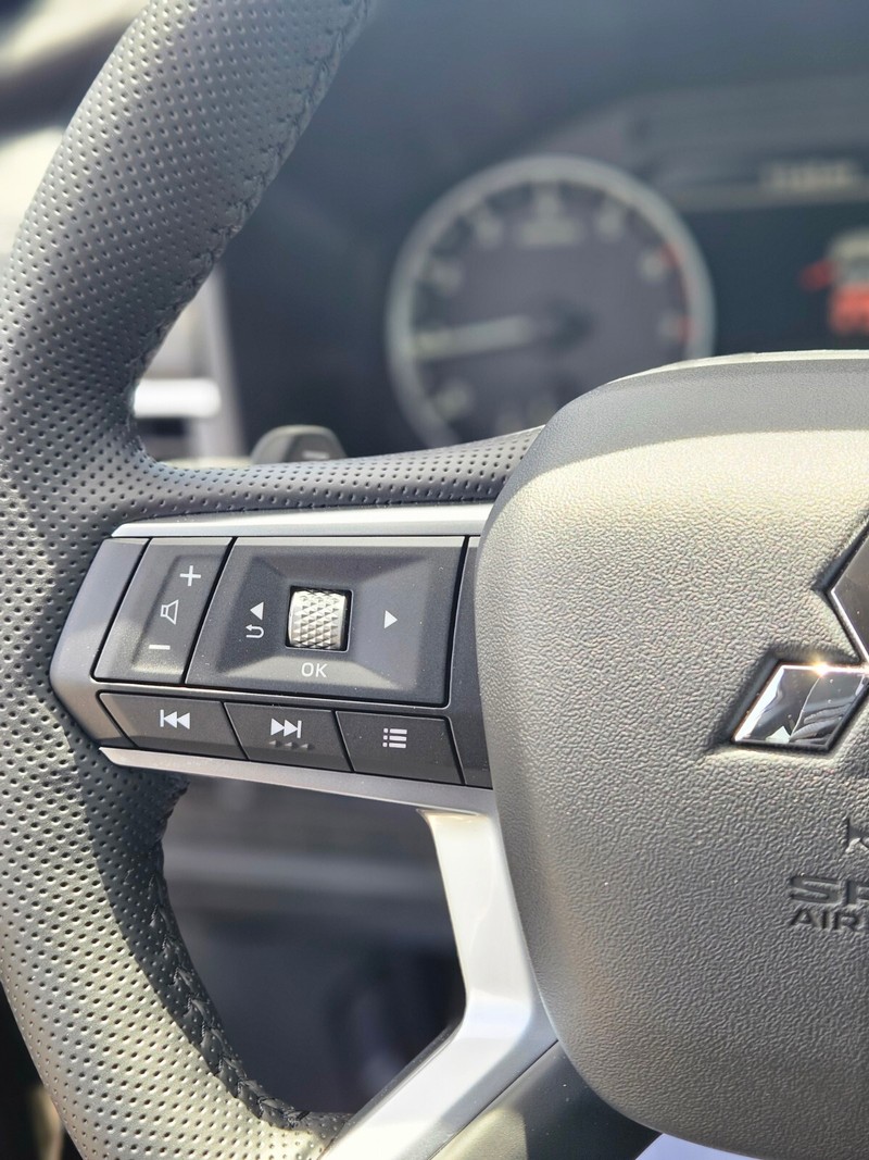 Mitsubishi Outlander Vehicle Full-screen Gallery Image 24